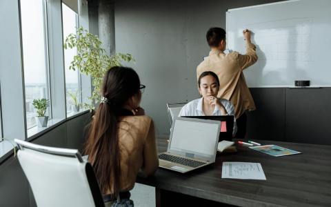 阿里云OS生态封闭策略解析：屏蔽背后的商业逻辑与行业影响