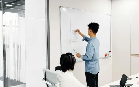 阿里云的何云飞是谁，主要负责什么业务？