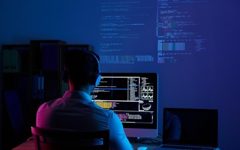 免费PHP云主机怎么选？新手避坑与实战搭建指南